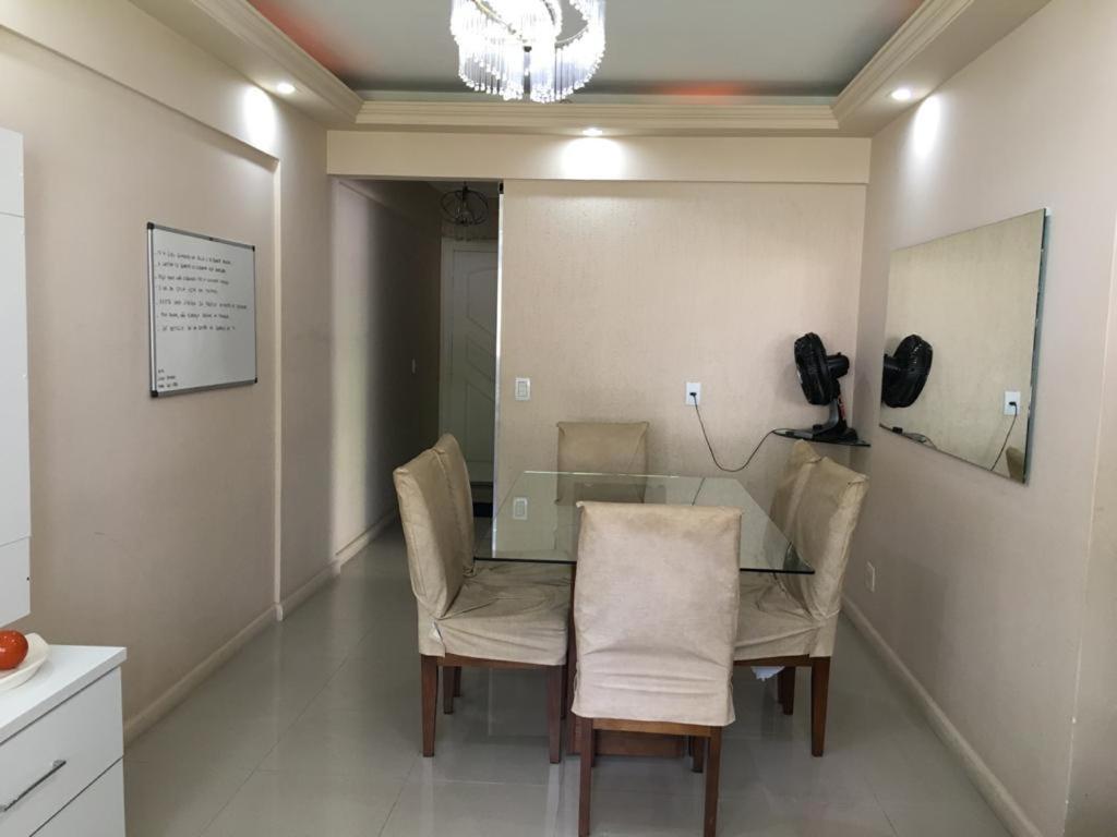 Apartamento com 2 QUARTOS em CONDOMINIO, Estacionamento e Portaria 24h - COMÉRCIO ao lado - Wi-Fi - NETFLIX e Cozinha Completa Rio de Janeiro Exterior foto