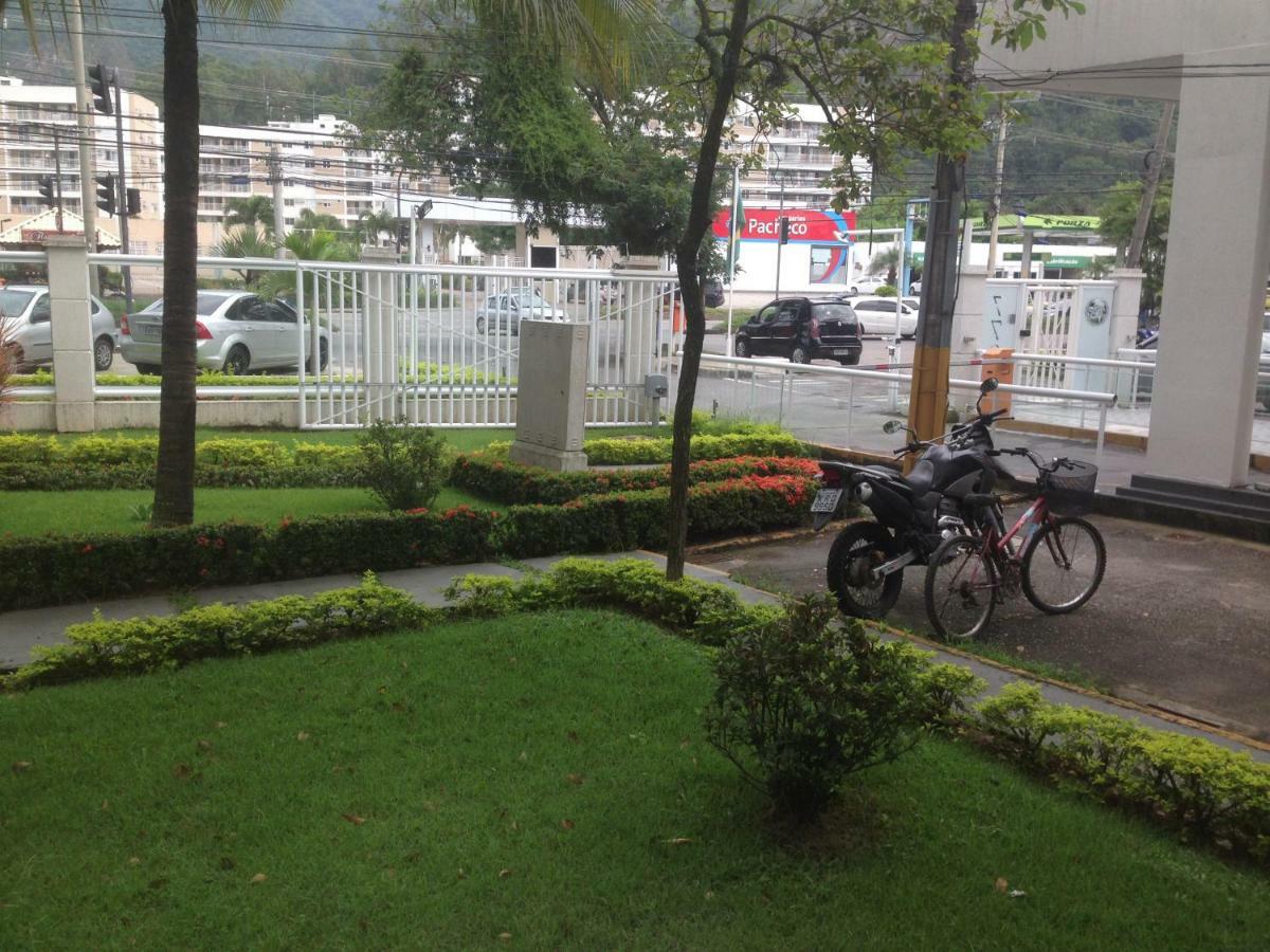 Apartamento com 2 QUARTOS em CONDOMINIO, Estacionamento e Portaria 24h - COMÉRCIO ao lado - Wi-Fi - NETFLIX e Cozinha Completa Rio de Janeiro Exterior foto